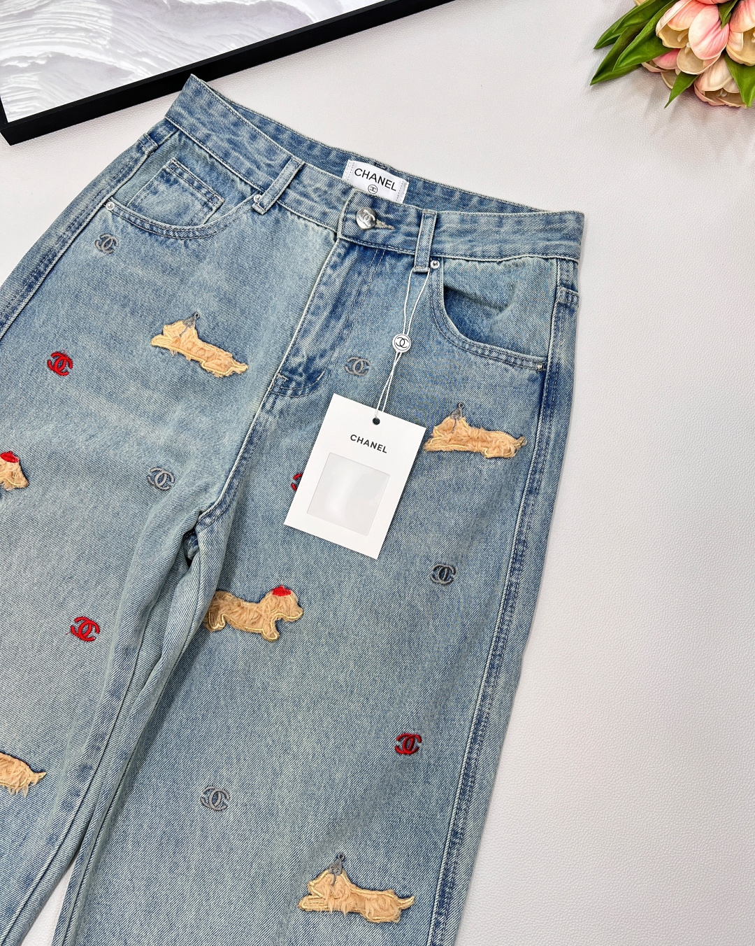🆕CHANEL新款小香立体小狗牛仔直筒长裤。小香家这款立体感动物图案直筒长裤绝对是不容错过的焦点单品。精