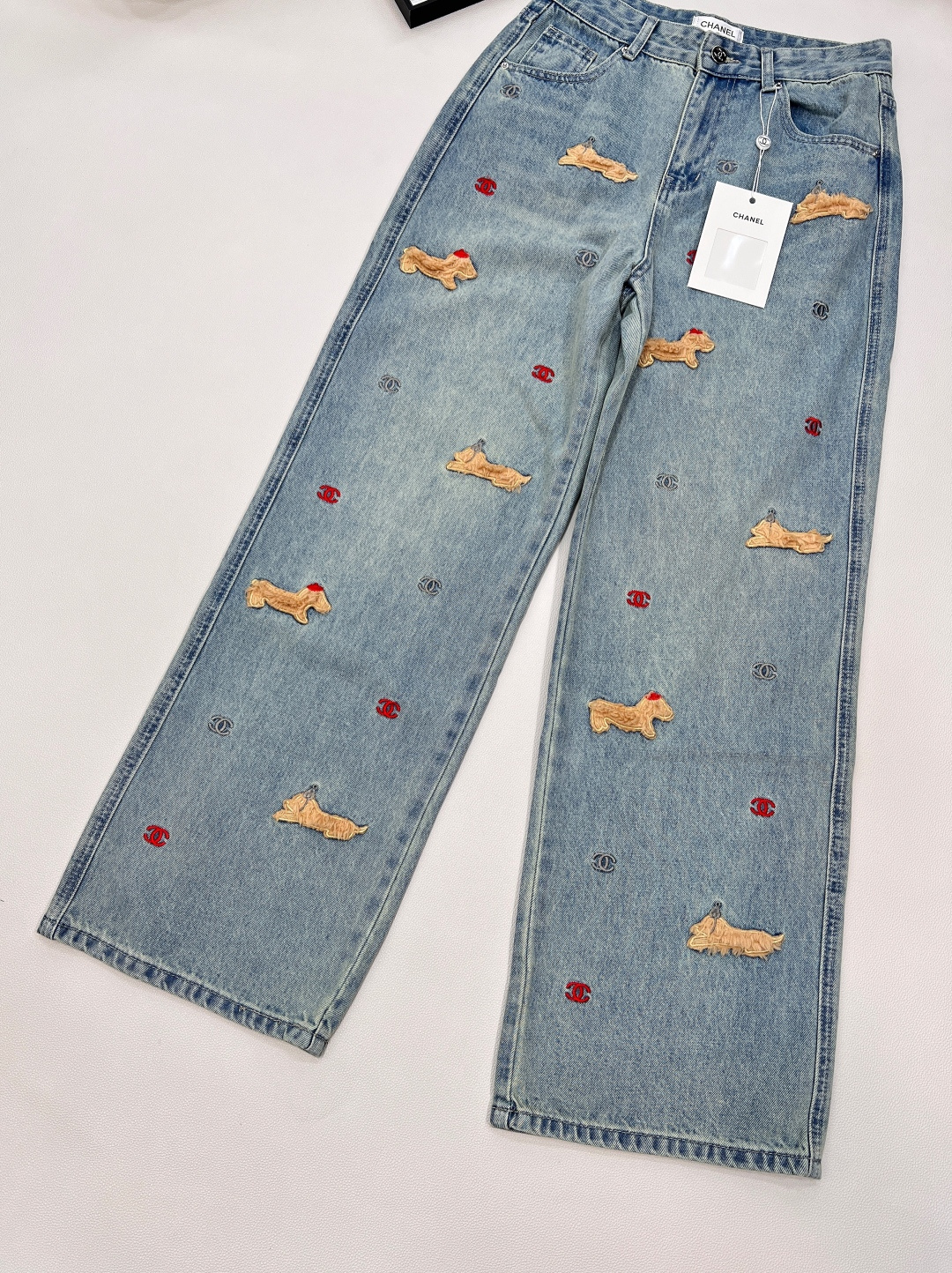 🆕CHANEL新款小香立体小狗牛仔直筒长裤。小香家这款立体感动物图案直筒长裤绝对是不容错过的焦点单品。精