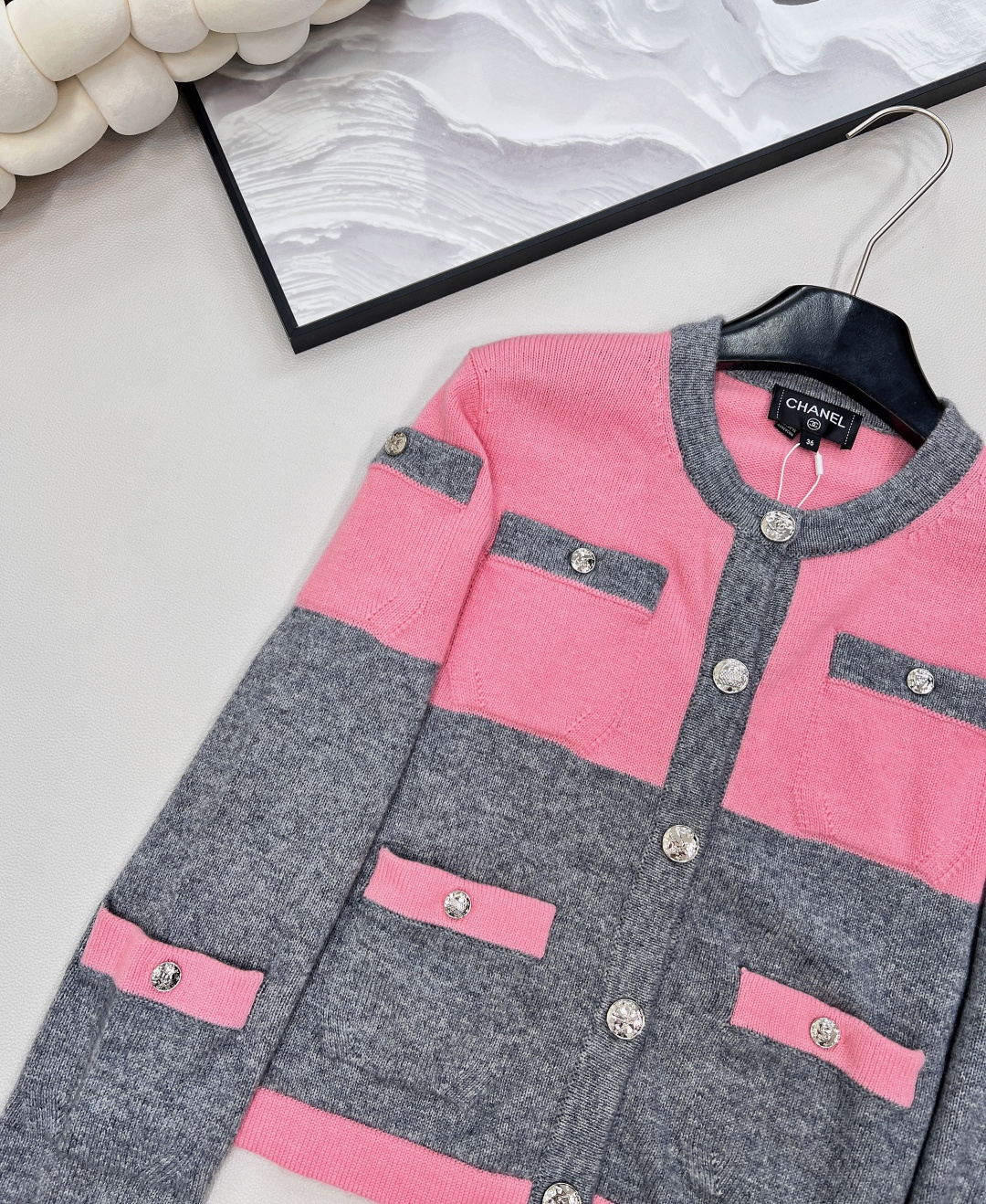 🆕Chanel25B高级手工坊系列新款灰粉撞色针织开衫外套➕半裙丨⚠独家yb开发！高版出品！定制羊毛羊绒