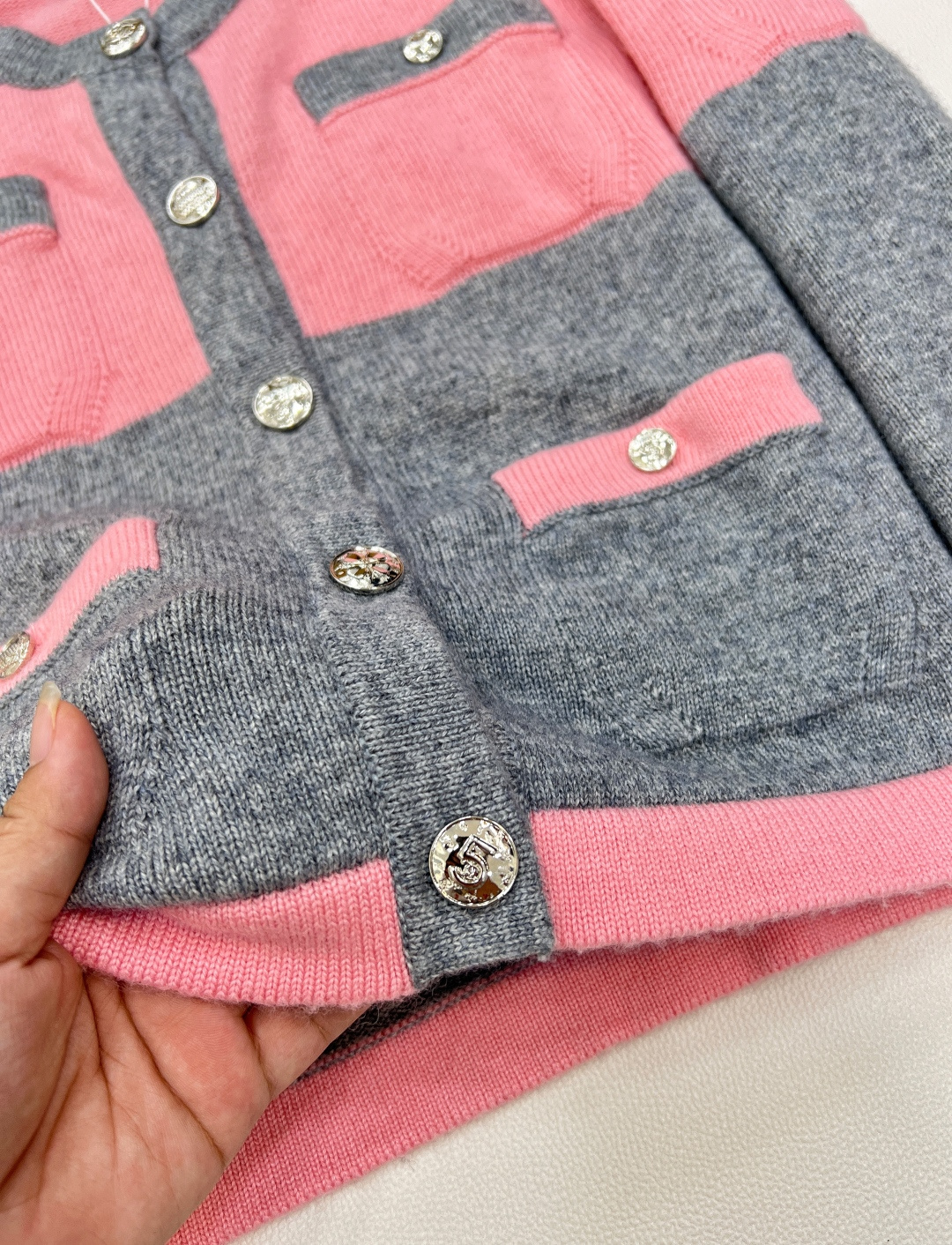 🆕Chanel25B高级手工坊系列新款灰粉撞色针织开衫外套➕半裙丨⚠独家yb开发！高版出品！定制羊毛羊绒