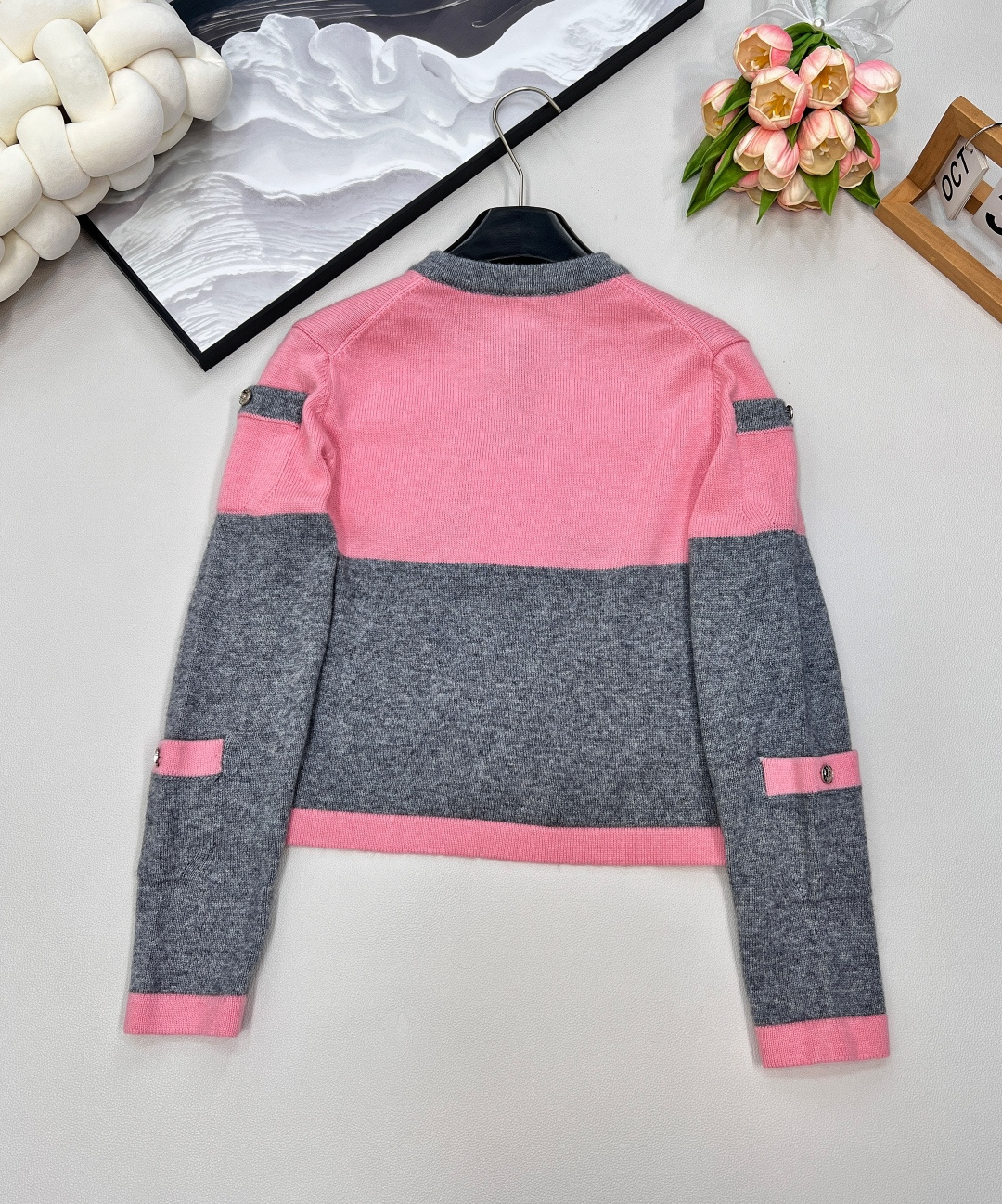 🆕Chanel25B高级手工坊系列新款灰粉撞色针织开衫外套➕半裙丨⚠独家yb开发！高版出品！定制羊毛羊绒