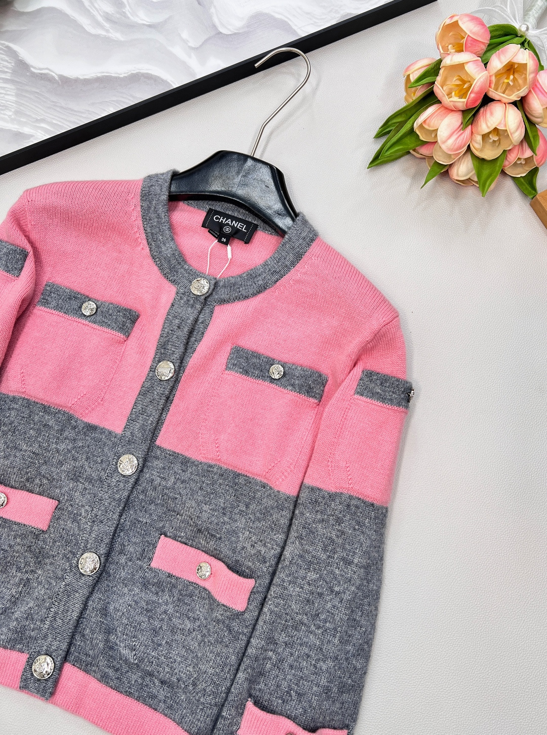 🆕Chanel25B高级手工坊系列新款灰粉撞色针织开衫外套➕半裙丨⚠独家yb开发！高版出品！定制羊毛羊绒