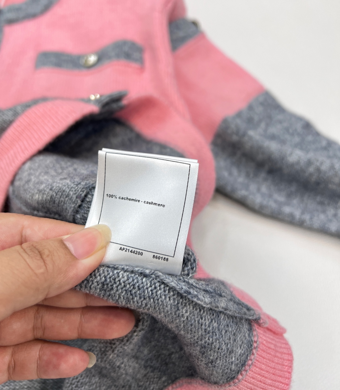 🆕Chanel25B高级手工坊系列新款灰粉撞色针织开衫外套➕半裙丨⚠独家yb开发！高版出品！定制羊毛羊绒