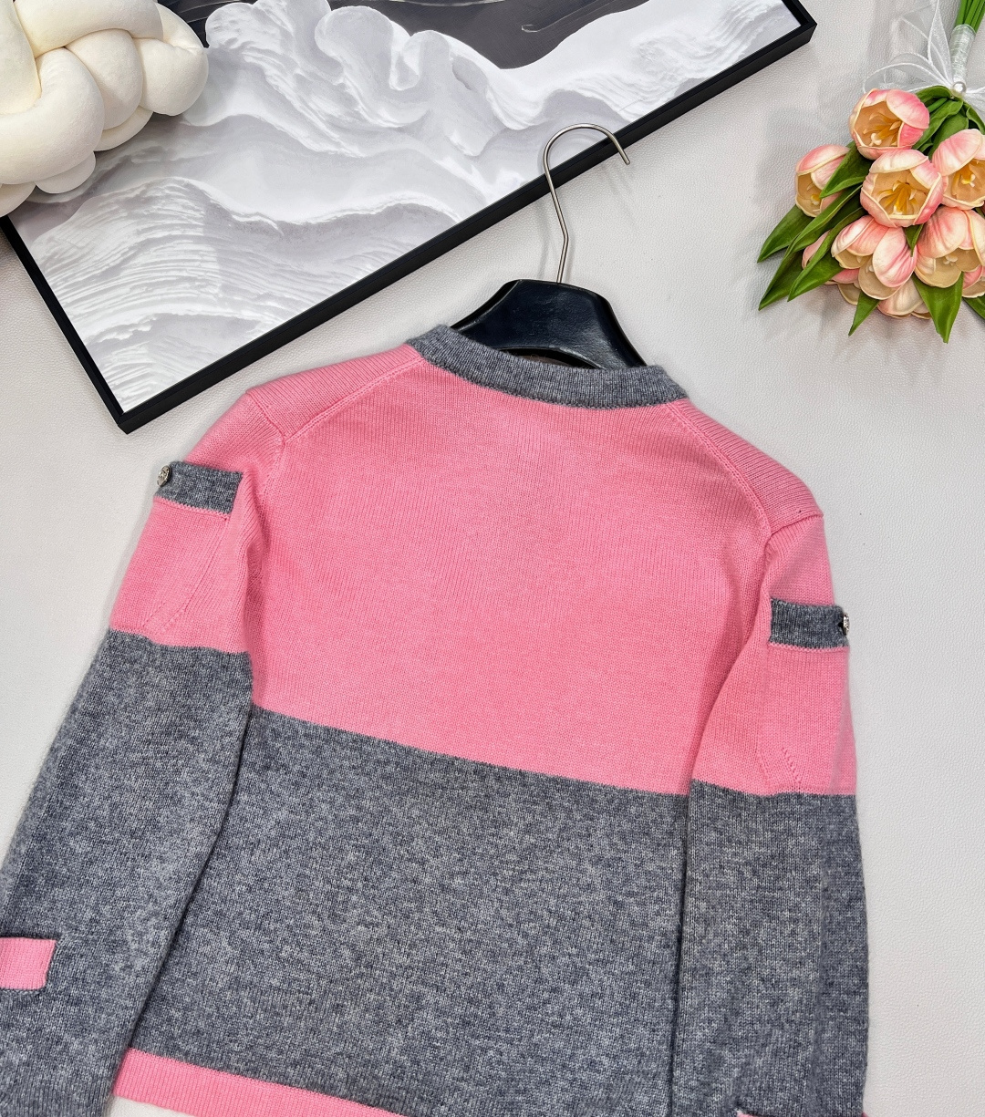 🆕Chanel25B高级手工坊系列新款灰粉撞色针织开衫外套➕半裙丨⚠独家yb开发！高版出品！定制羊毛羊绒