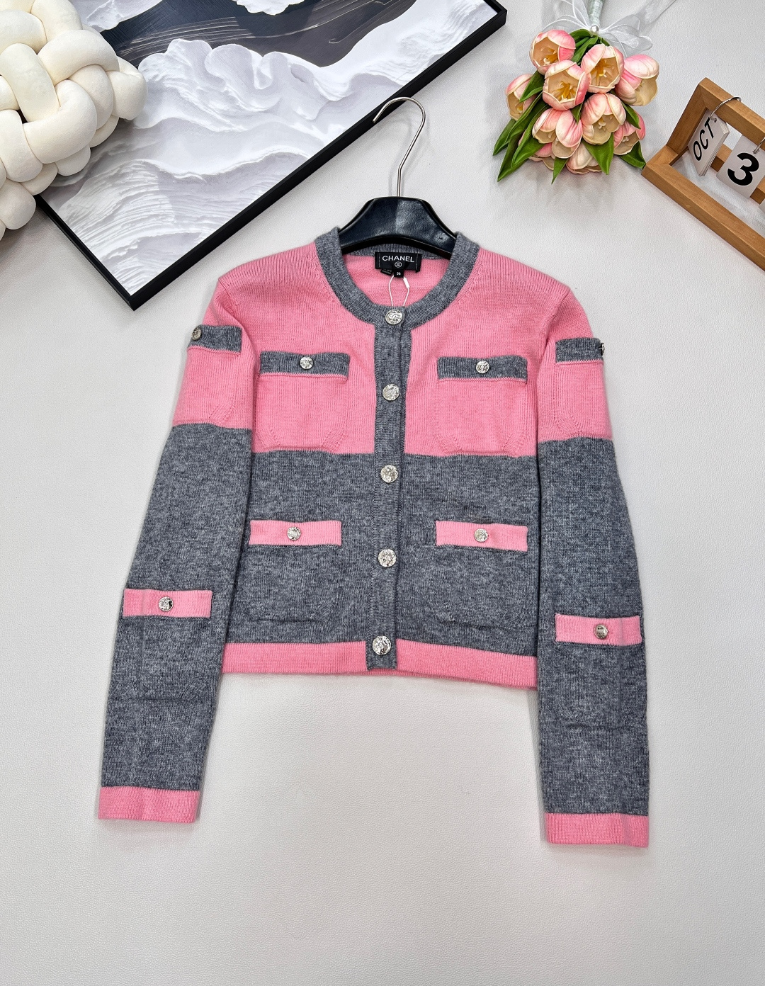 🆕Chanel25B高级手工坊系列新款灰粉撞色针织开衫外套➕半裙丨⚠独家yb开发！高版出品！定制羊毛羊绒
