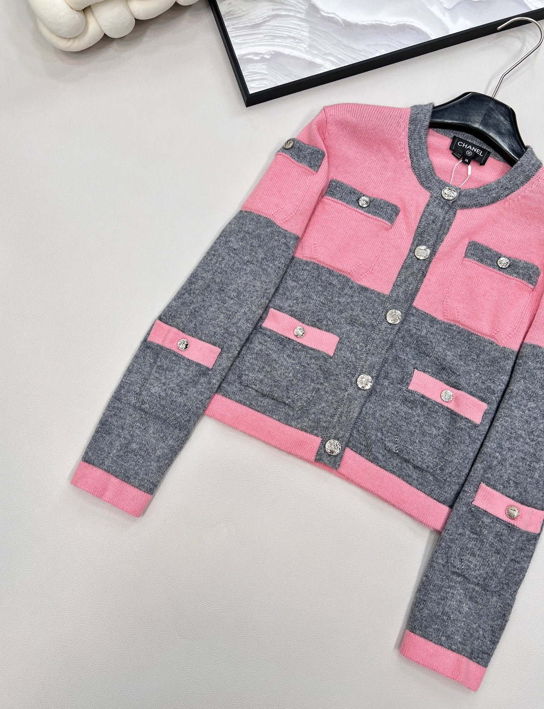 🆕Chanel25B高级手工坊系列新款灰粉撞色针织开衫外套➕半裙丨⚠独家yb开发！高版出品！定制羊毛羊绒