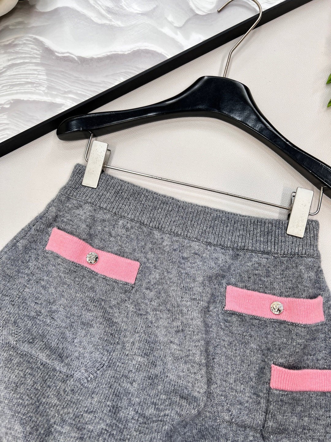 🆕Chanel25B高级手工坊系列新款灰粉撞色针织开衫外套➕半裙丨⚠独家yb开发！高版出品！定制羊毛羊绒