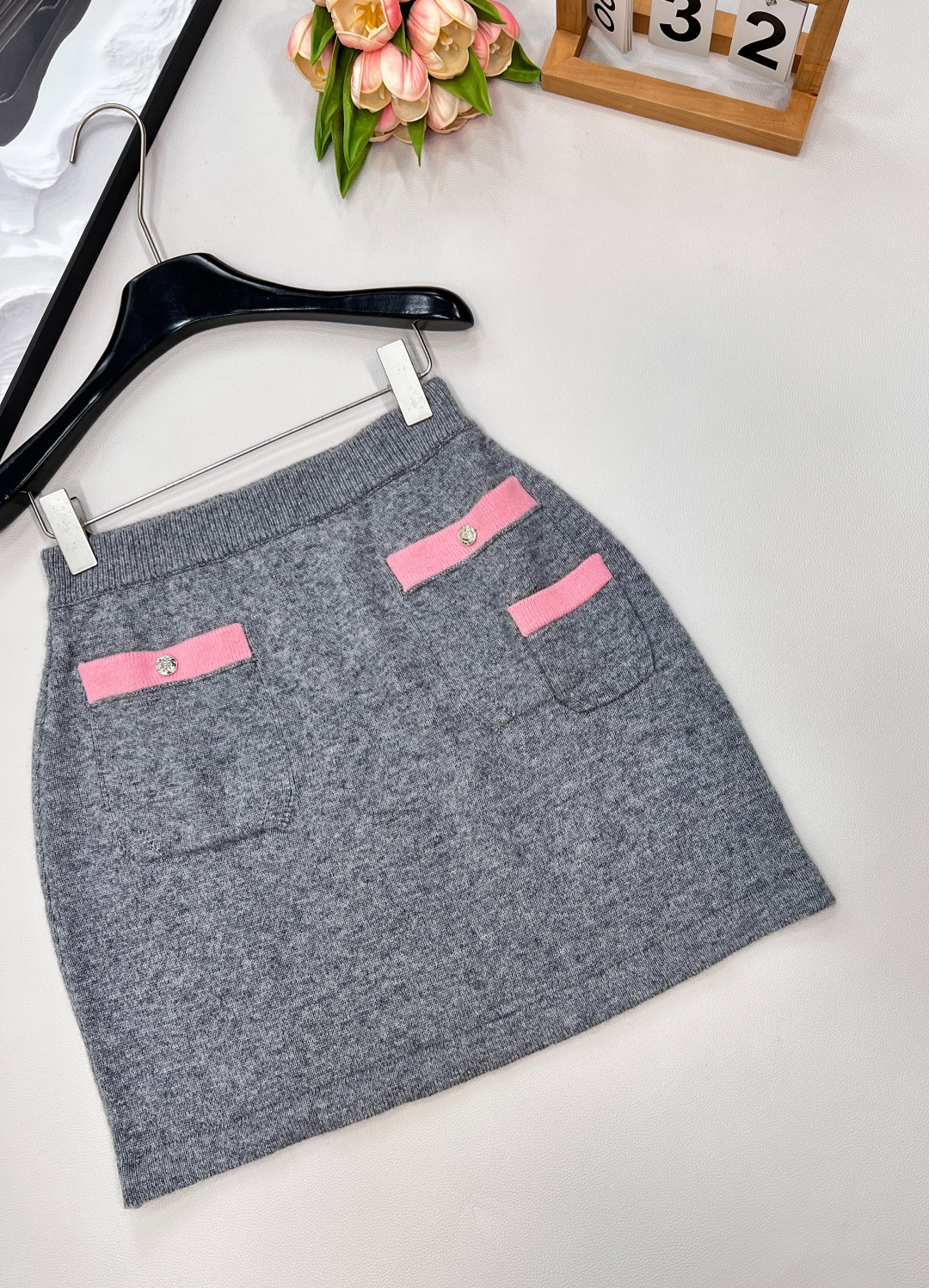 🆕Chanel25B高级手工坊系列新款灰粉撞色针织开衫外套➕半裙丨⚠独家yb开发！高版出品！定制羊毛羊绒