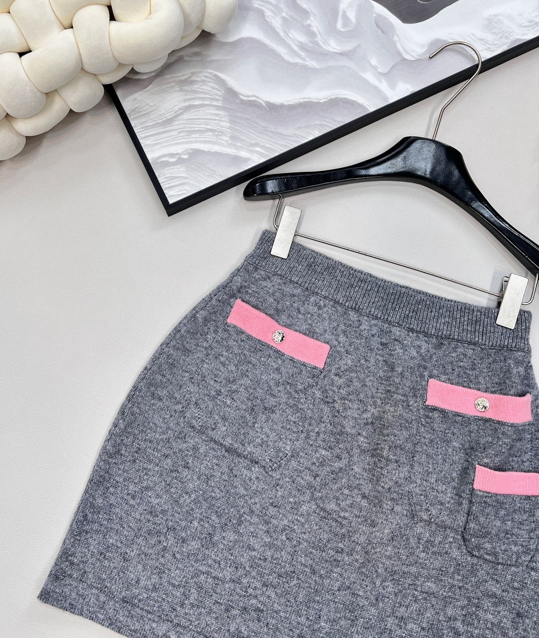 🆕Chanel25B高级手工坊系列新款灰粉撞色针织开衫外套➕半裙丨⚠独家yb开发！高版出品！定制羊毛羊绒