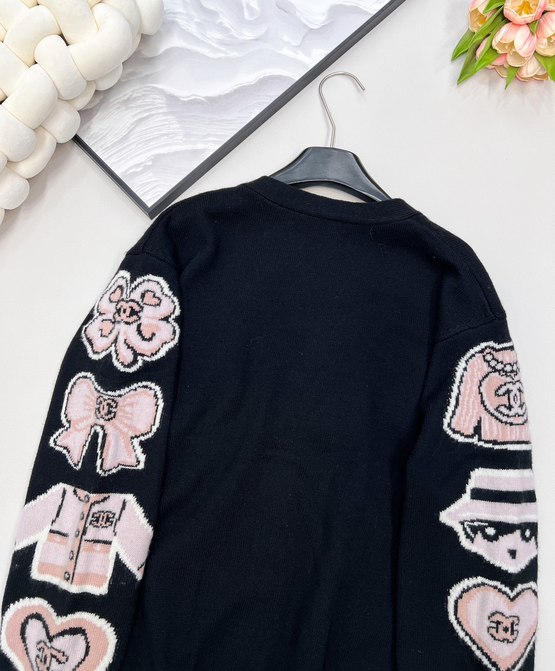 🆕CHANEL2025SS新款钩花字母针织开衫，定制YB羊绒纱线织造 柔软舒适 洋气显瘦 V领针织开衫剪