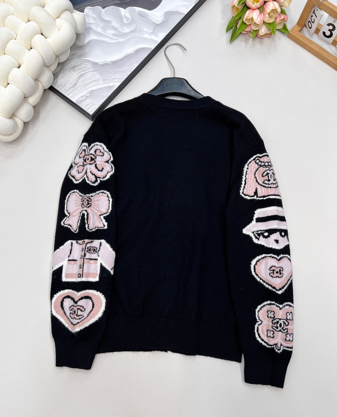 🆕CHANEL2025SS新款钩花字母针织开衫，定制YB羊绒纱线织造 柔软舒适 洋气显瘦 V领针织开衫剪