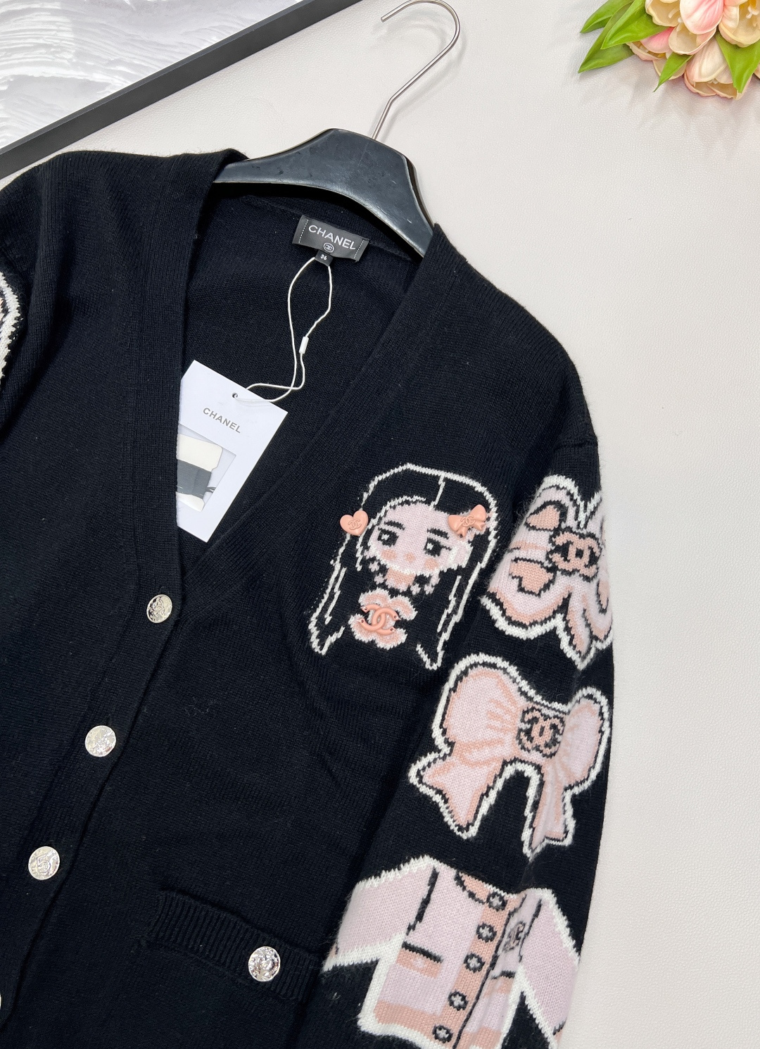 🆕CHANEL2025SS新款钩花字母针织开衫，定制YB羊绒纱线织造 柔软舒适 洋气显瘦 V领针织开衫剪