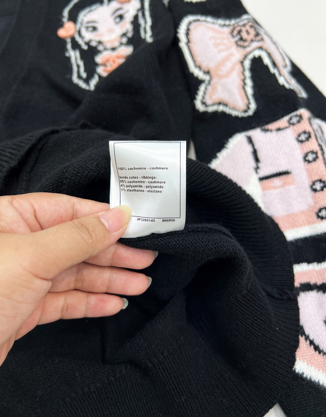 🆕CHANEL2025SS新款钩花字母针织开衫，定制YB羊绒纱线织造 柔软舒适 洋气显瘦 V领针织开衫剪