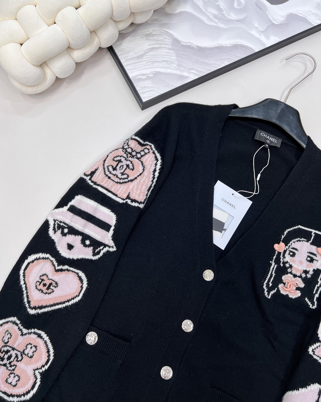 🆕CHANEL2025SS新款钩花字母针织开衫，定制YB羊绒纱线织造 柔软舒适 洋气显瘦 V领针织开衫剪