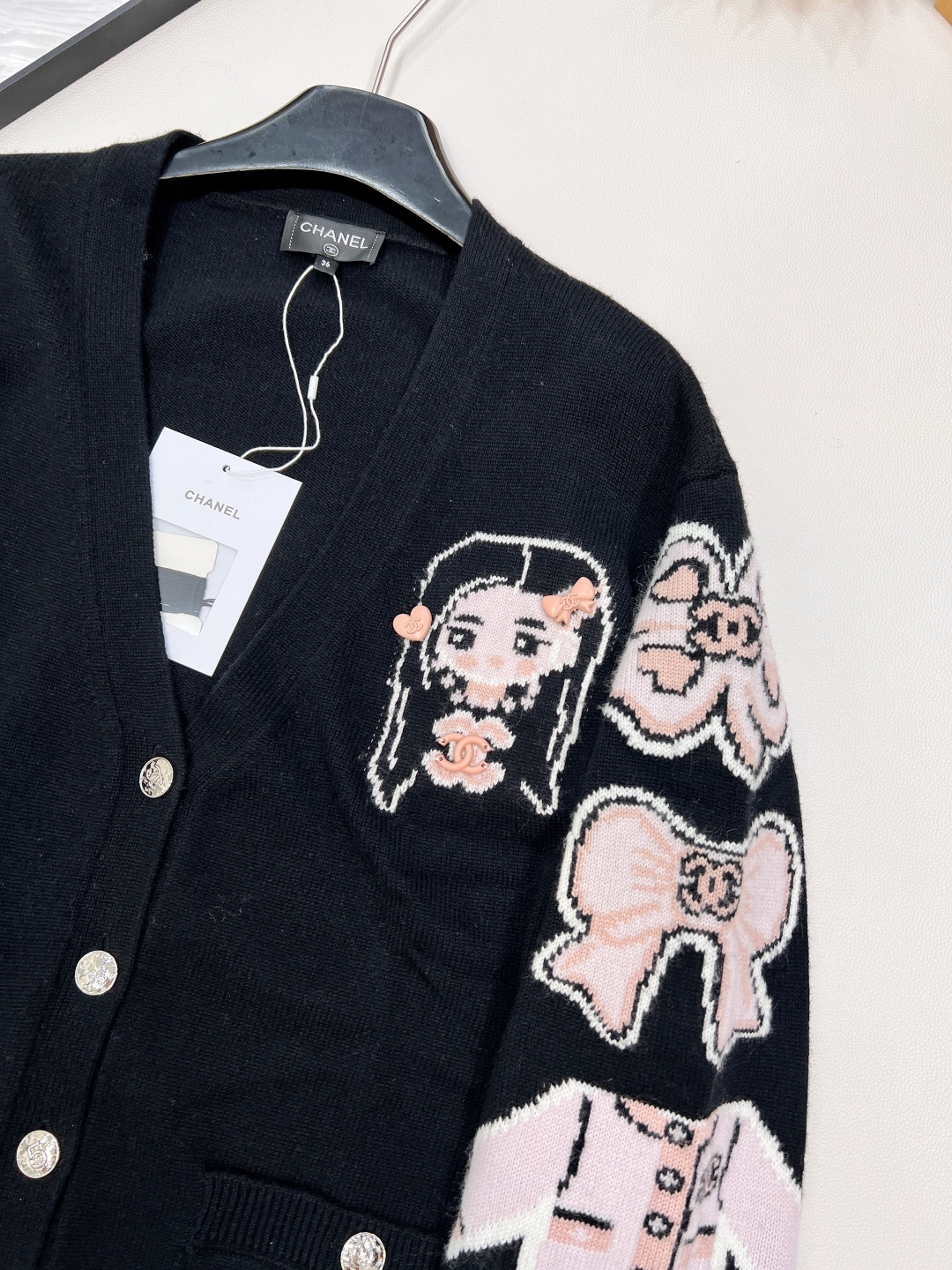 🆕CHANEL2025SS新款钩花字母针织开衫，定制YB羊绒纱线织造 柔软舒适 洋气显瘦 V领针织开衫剪