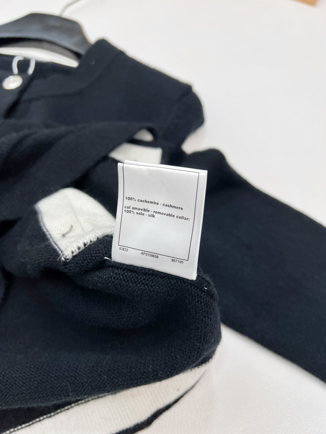 🆕Chanel2025SS新款撞色针织开衫，定制YB羊绒纱线织造 质感高级舒适 圆领长袖针织开衫剪裁 恰