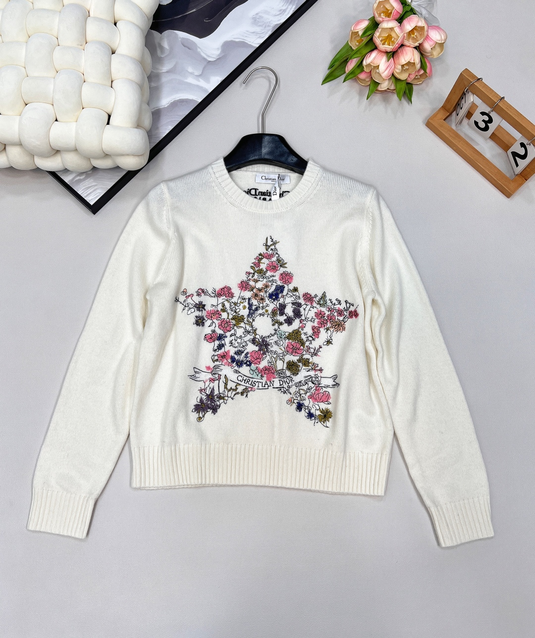 NO:750039,DIOR25SS autumn and winter heavy industry five-pointed star flower embroidery round neck long-sleeved pullover sweater, a super heavy industry sweater is here! Slightly loose version, you will feel lazy when you put it on. Ribbed round neck + multiple pattern embroidery, the clothes are very distinctive. White can be worn in any scene and has a sense of gentleness. Gray is high-end and mysterious!  The daily wear rate is very high, and it will not get stuck when worn close to the body. It is reserved for personal use. It is highly recommended. It has three standards and is shipped in large quantities. Sizes are sml coded, dior, sweaters,19860909DIOR25SS秋冬重工五角星花卉刺绣圆领长袖套头针织衫毛衣,超重工的一款毛衫它来啦! 微宽松的版型,一上身就有慵慵懒懒的感觉了 罗纹圆领+多种图案刺绣,衣服非常有特色 白色穿着场景和温柔感都能信手拈来 灰色即高级有神秘感！日常穿着率超高,而且贴身穿也不会扎的,自留款,强烈推荐,三标齐全,大货出 尺码sml 编码,,dior,sweaters,,Women's clothing