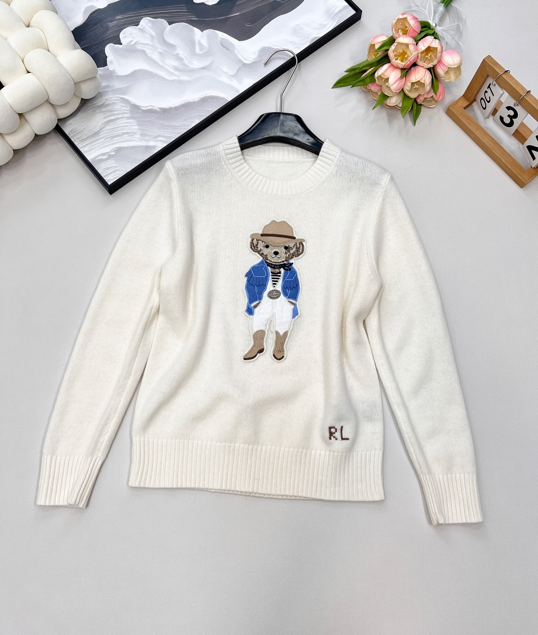NO:738381,Ralph Lauren's 2025SS new Bear Zhangzi crew neck sweater is a daily casual cartoon bear knitted sweater! The simple and solid color design is a knitted sweater that shows off its appearance. The round neck/cuffs/hem are all ribbed, and the letter logo on the hem shows personality. The customized Zhangzi three-dimensional cartoon bear pattern improves the overall appearance of the clothes. The fabric feels very soft and the waxy cashmere texture is fine, absolutely high-quality production.  The classic and versatile style will never go out of style no matter how you wear it. It has all three labels and is shipped in large quantities. Size SML code R, loro piana, sweaters,19860909Ralph Lauren2025SS新款小熊章仔圆领针织衫 日常休闲卡通小熊针织毛衣! 简简单单纯色设计是一款狠显颜值的针织衫 圆领/袖口/下摆都做了罗纹设计,下摆字母logo彰显个性 定制章仔立体卡通小熊图案,提高了衣服整体颜值 面料手感非常软糯羊绒质地细腻,绝对高品质出品 经典百搭款怎么穿都不过时,三标齐全,大货出 尺码sml 编码R,,loro piana,sweaters,,Women's clothing