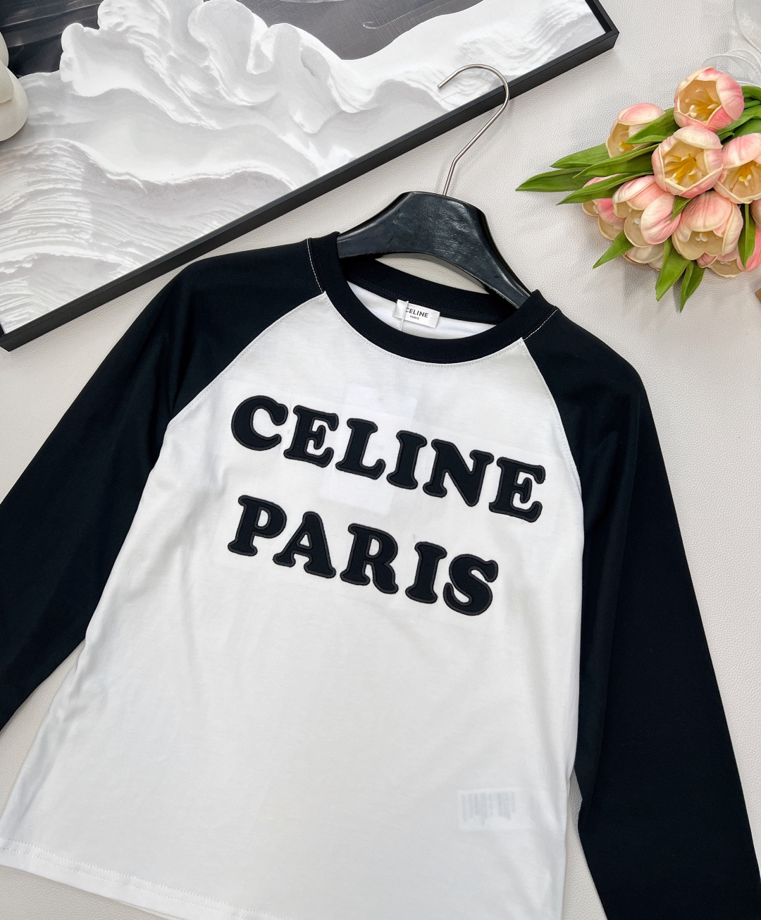 🆕CELINE早秋新款字母撞色插肩休闲长袖爽滑的丝光纯棉质地，手感细腻，贴身穿超舒服！立体刺绣字母图案很