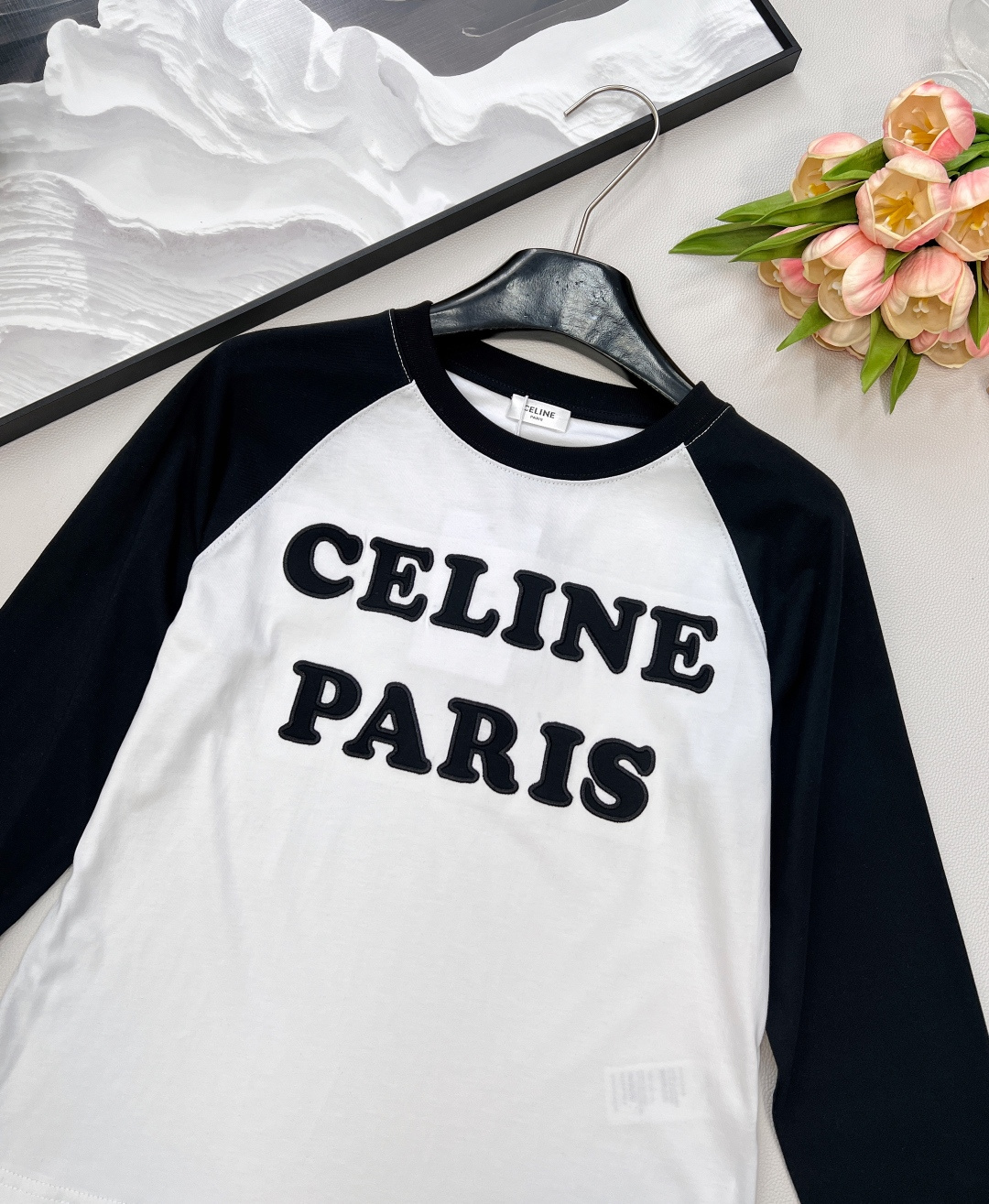 🆕CELINE早秋新款字母撞色插肩休闲长袖爽滑的丝光纯棉质地，手感细腻，贴身穿超舒服！立体刺绣字母图案很