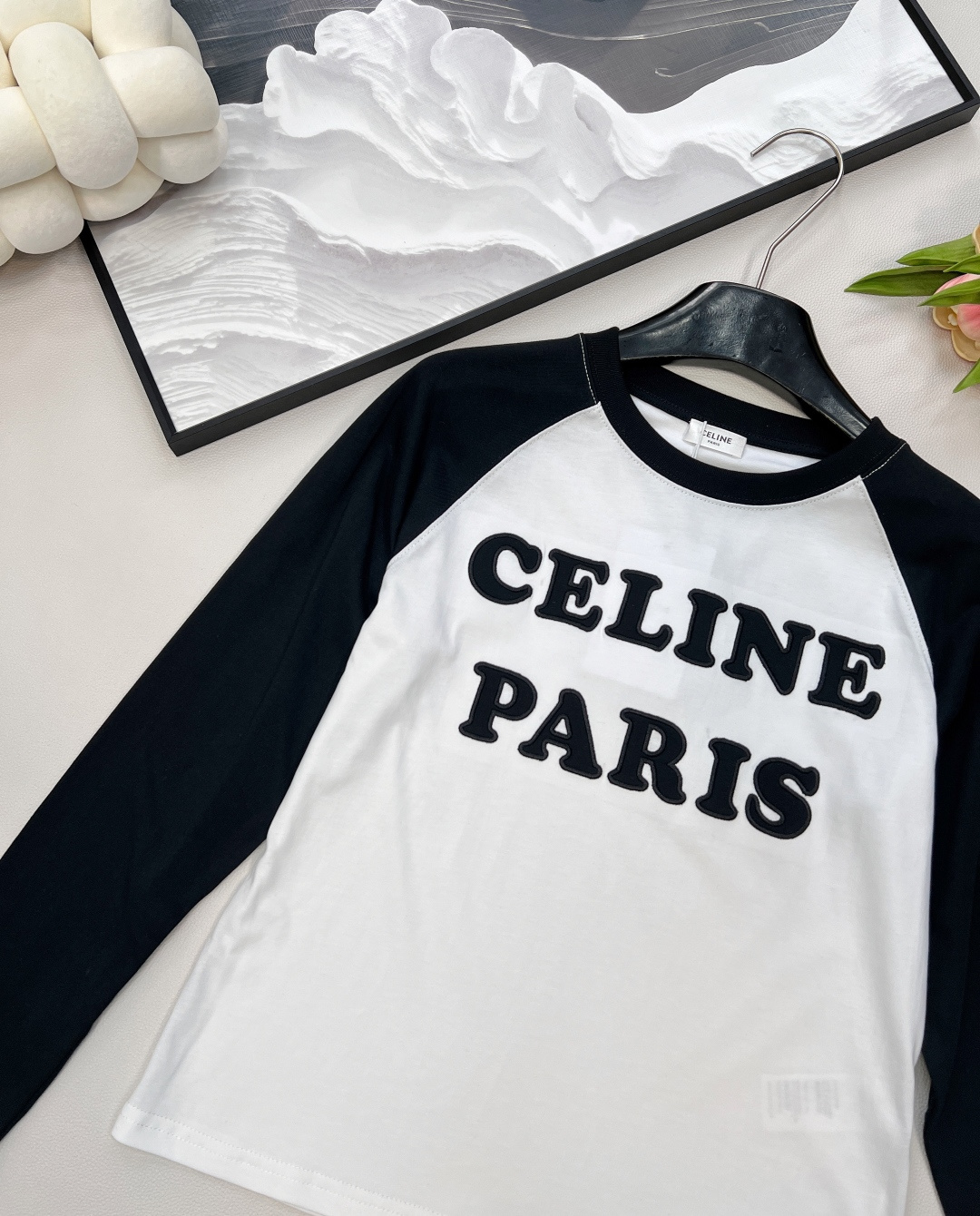 🆕CELINE早秋新款字母撞色插肩休闲长袖爽滑的丝光纯棉质地，手感细腻，贴身穿超舒服！立体刺绣字母图案很