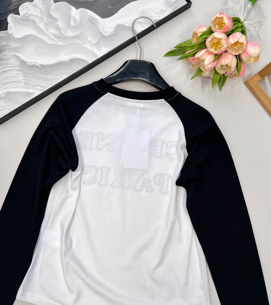 🆕CELINE早秋新款字母撞色插肩休闲长袖爽滑的丝光纯棉质地，手感细腻，贴身穿超舒服！立体刺绣字母图案很