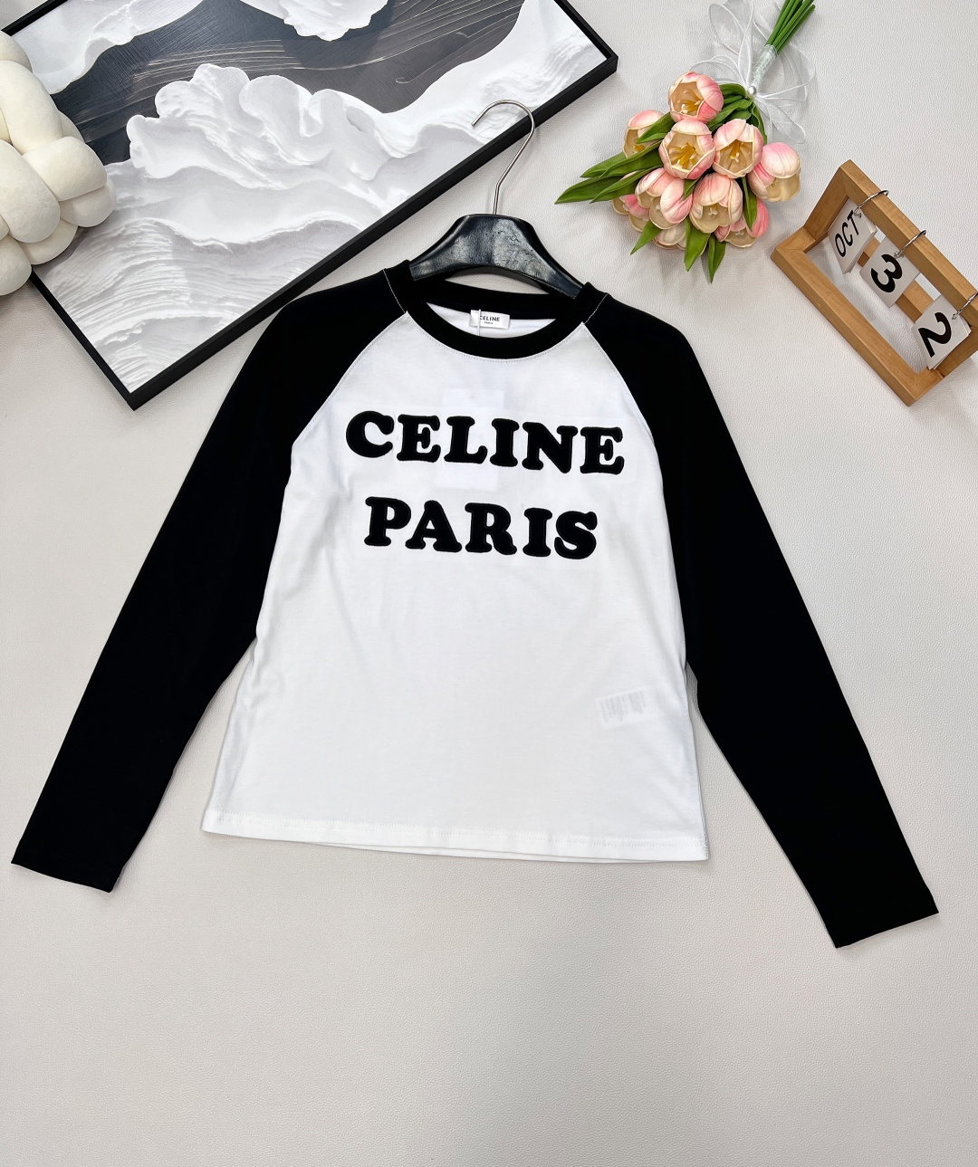 🆕CELINE早秋新款字母撞色插肩休闲长袖爽滑的丝光纯棉质地，手感细腻，贴身穿超舒服！立体刺绣字母图案很