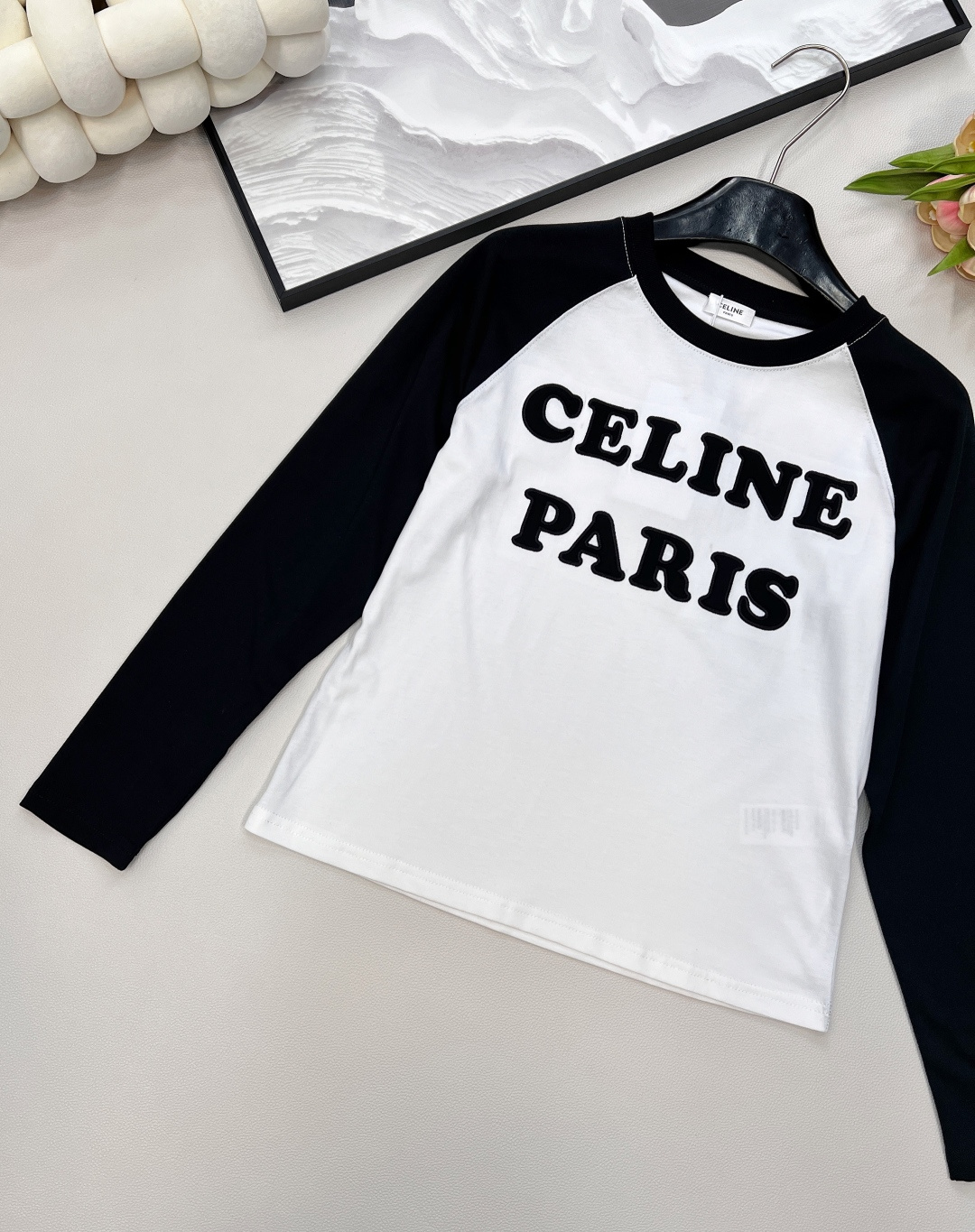 🆕CELINE早秋新款字母撞色插肩休闲长袖爽滑的丝光纯棉质地，手感细腻，贴身穿超舒服！立体刺绣字母图案很