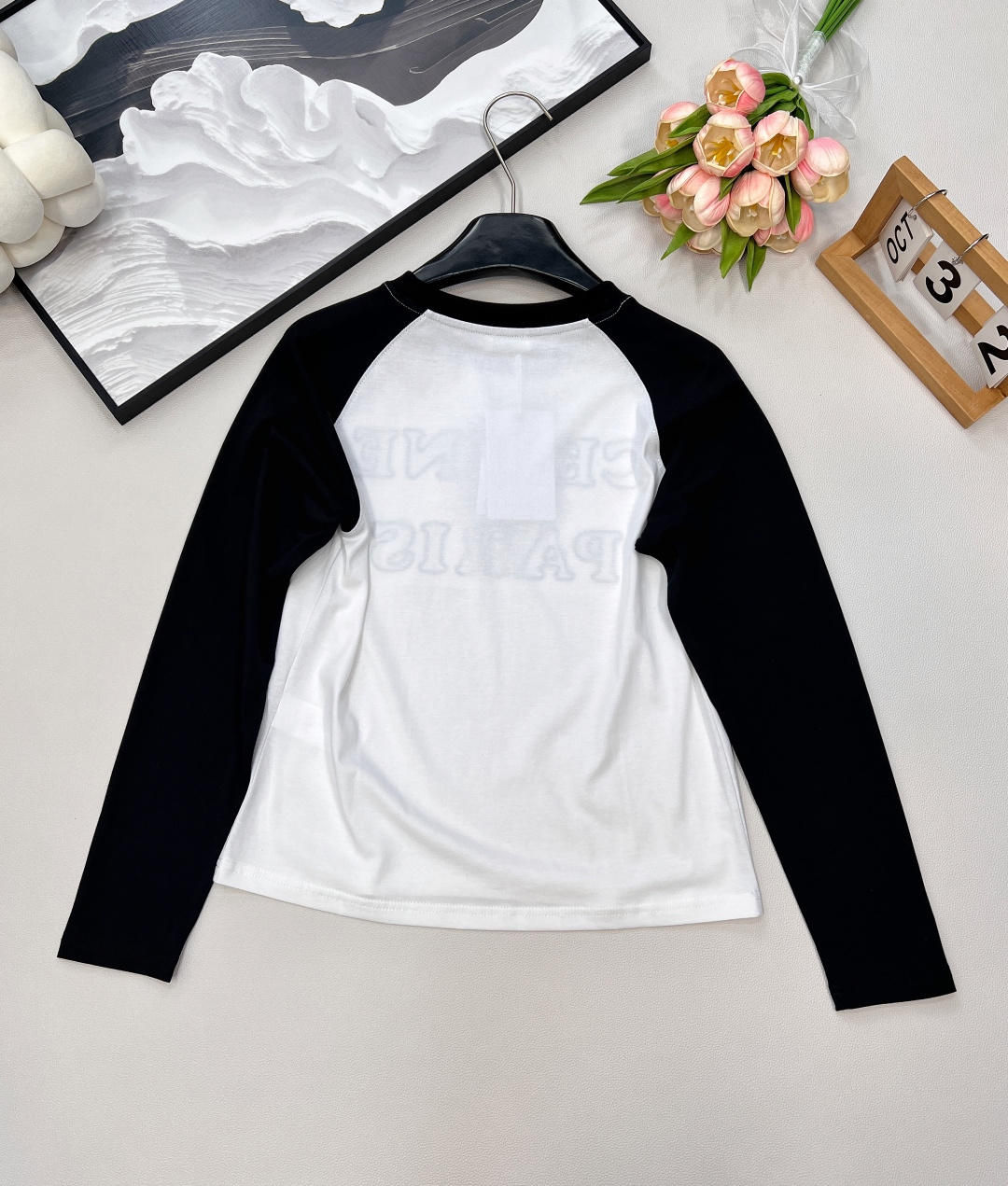 🆕CELINE早秋新款字母撞色插肩休闲长袖爽滑的丝光纯棉质地，手感细腻，贴身穿超舒服！立体刺绣字母图案很