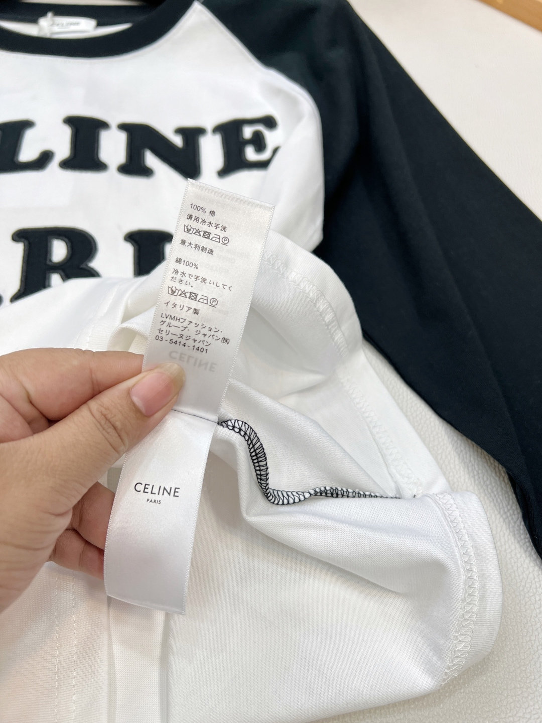 🆕CELINE早秋新款字母撞色插肩休闲长袖爽滑的丝光纯棉质地，手感细腻，贴身穿超舒服！立体刺绣字母图案很