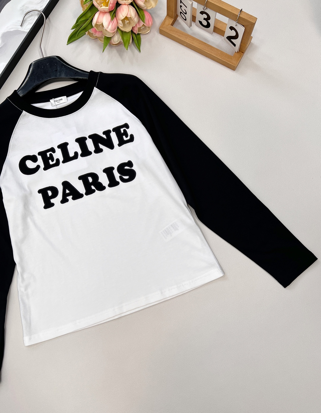 🆕CELINE早秋新款字母撞色插肩休闲长袖爽滑的丝光纯棉质地，手感细腻，贴身穿超舒服！立体刺绣字母图案很