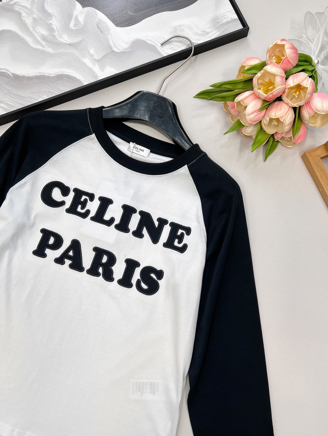 🆕CELINE早秋新款字母撞色插肩休闲长袖爽滑的丝光纯棉质地，手感细腻，贴身穿超舒服！立体刺绣字母图案很