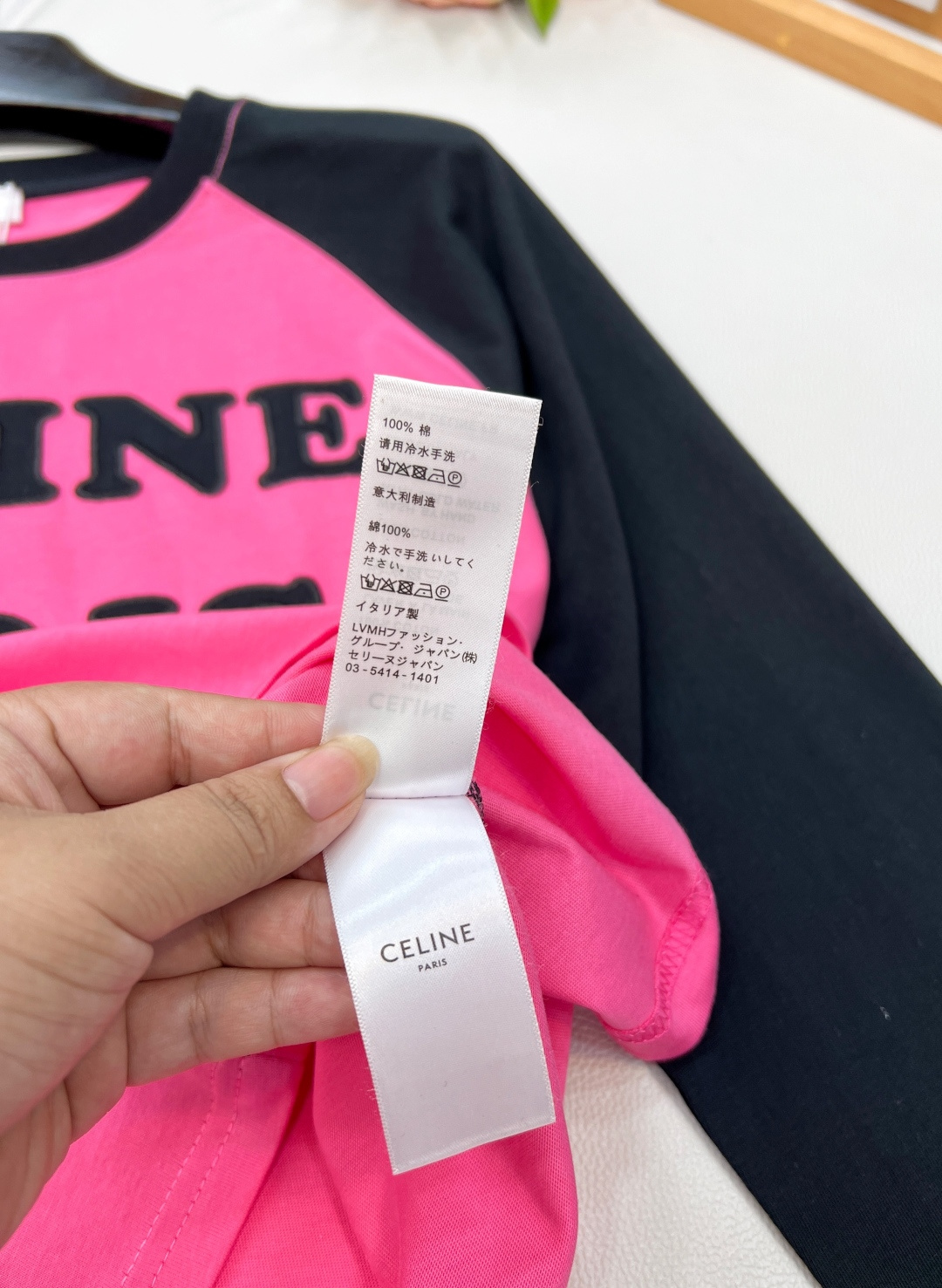 🆕CELINE早秋新款字母撞色插肩休闲长袖爽滑的丝光纯棉质地，手感细腻，贴身穿超舒服！立体刺绣字母图案很