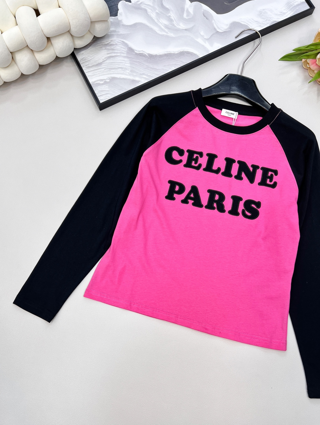 🆕CELINE早秋新款字母撞色插肩休闲长袖爽滑的丝光纯棉质地，手感细腻，贴身穿超舒服！立体刺绣字母图案很