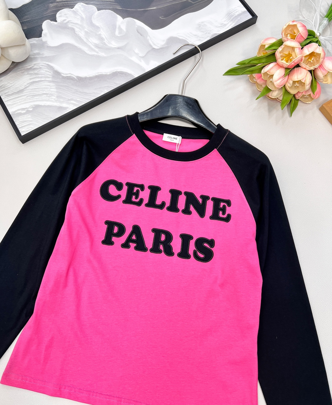 🆕CELINE早秋新款字母撞色插肩休闲长袖爽滑的丝光纯棉质地，手感细腻，贴身穿超舒服！立体刺绣字母图案很