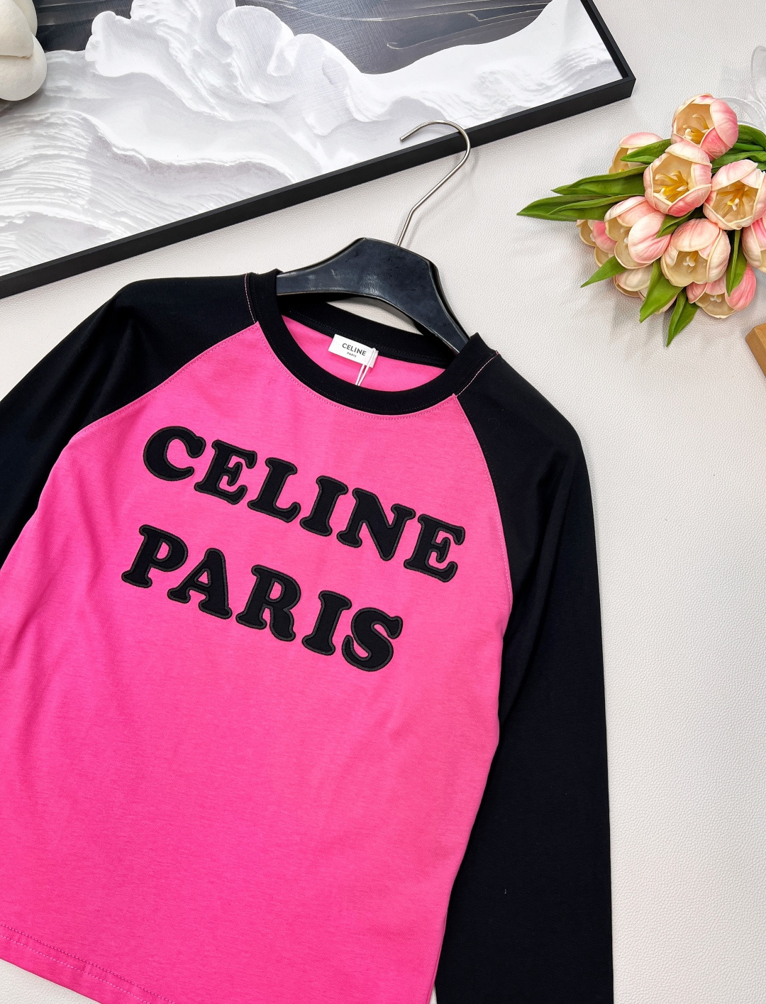 🆕CELINE早秋新款字母撞色插肩休闲长袖爽滑的丝光纯棉质地，手感细腻，贴身穿超舒服！立体刺绣字母图案很