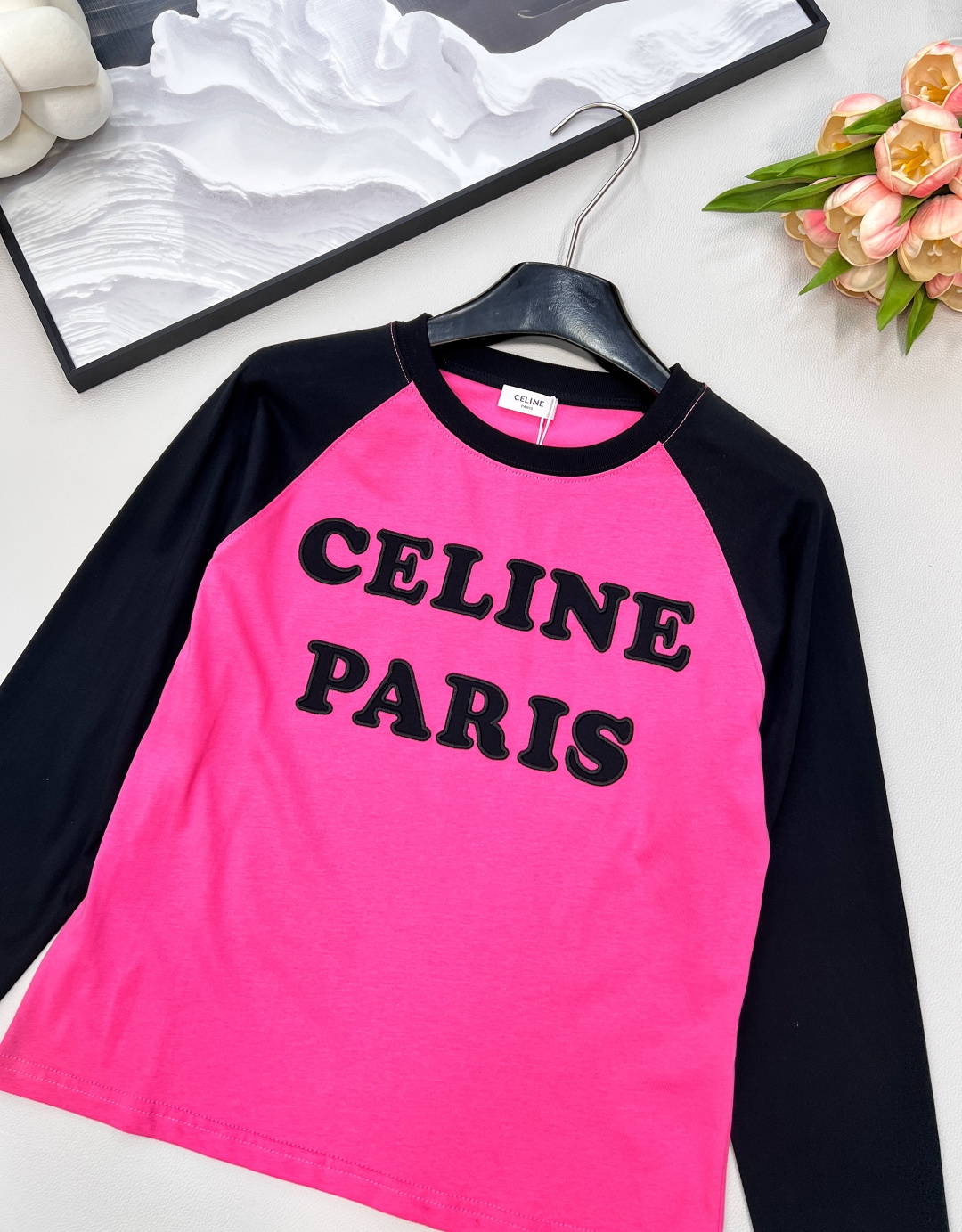 🆕CELINE早秋新款字母撞色插肩休闲长袖爽滑的丝光纯棉质地，手感细腻，贴身穿超舒服！立体刺绣字母图案很