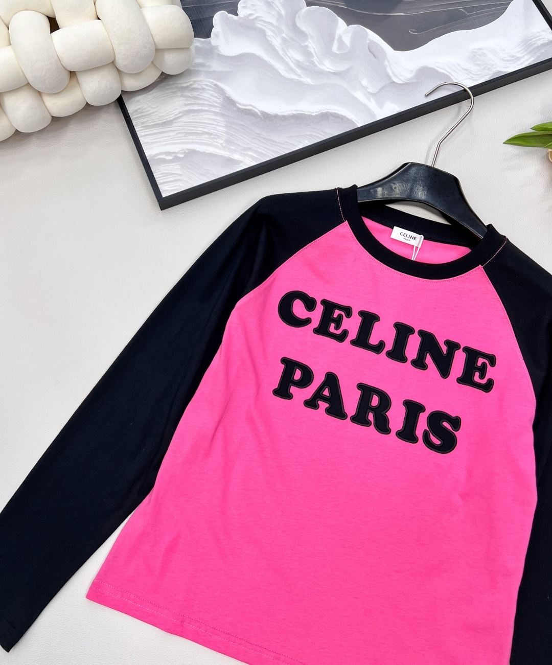 🆕CELINE早秋新款字母撞色插肩休闲长袖爽滑的丝光纯棉质地，手感细腻，贴身穿超舒服！立体刺绣字母图案很