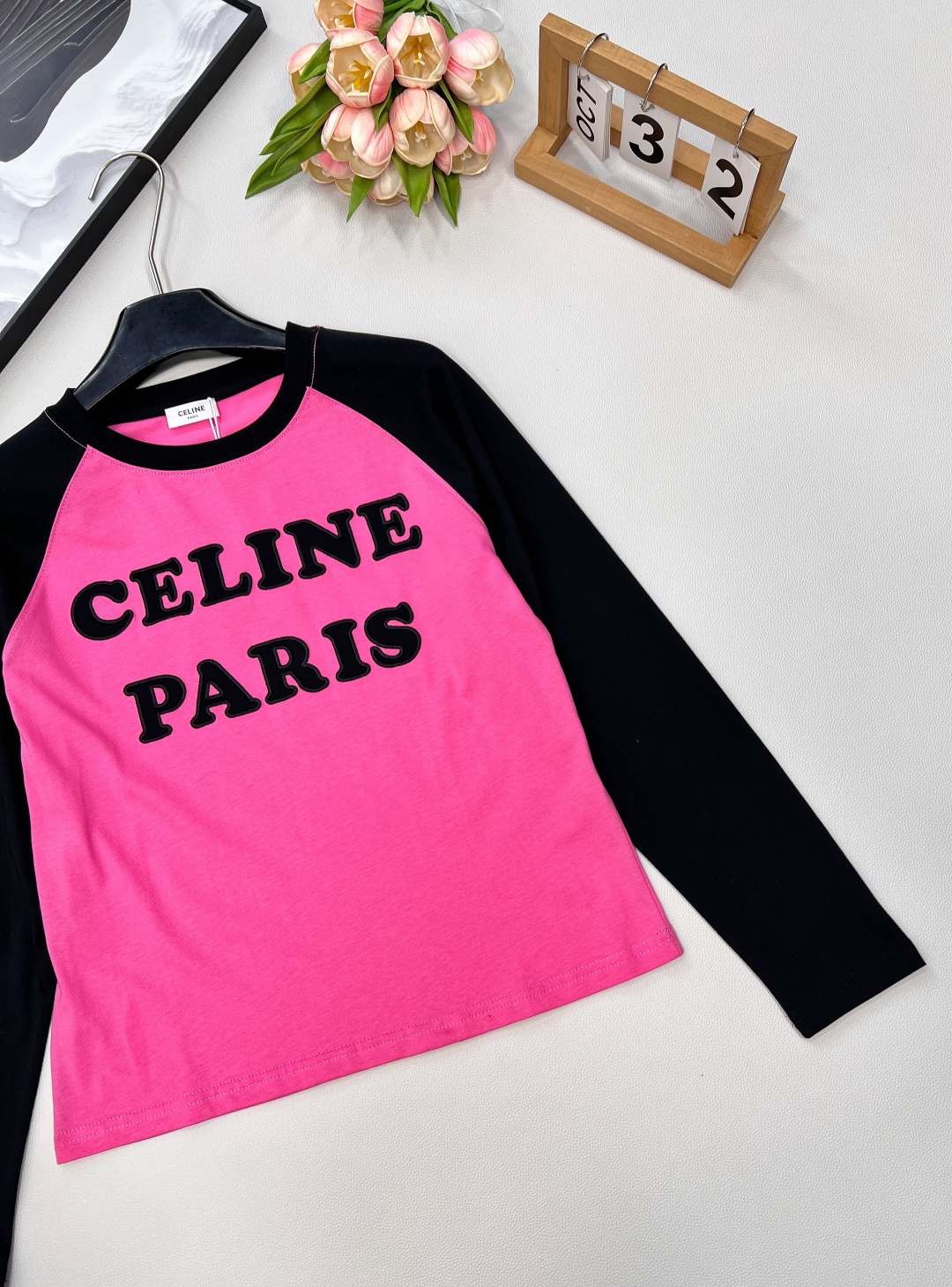 🆕CELINE早秋新款字母撞色插肩休闲长袖爽滑的丝光纯棉质地，手感细腻，贴身穿超舒服！立体刺绣字母图案很