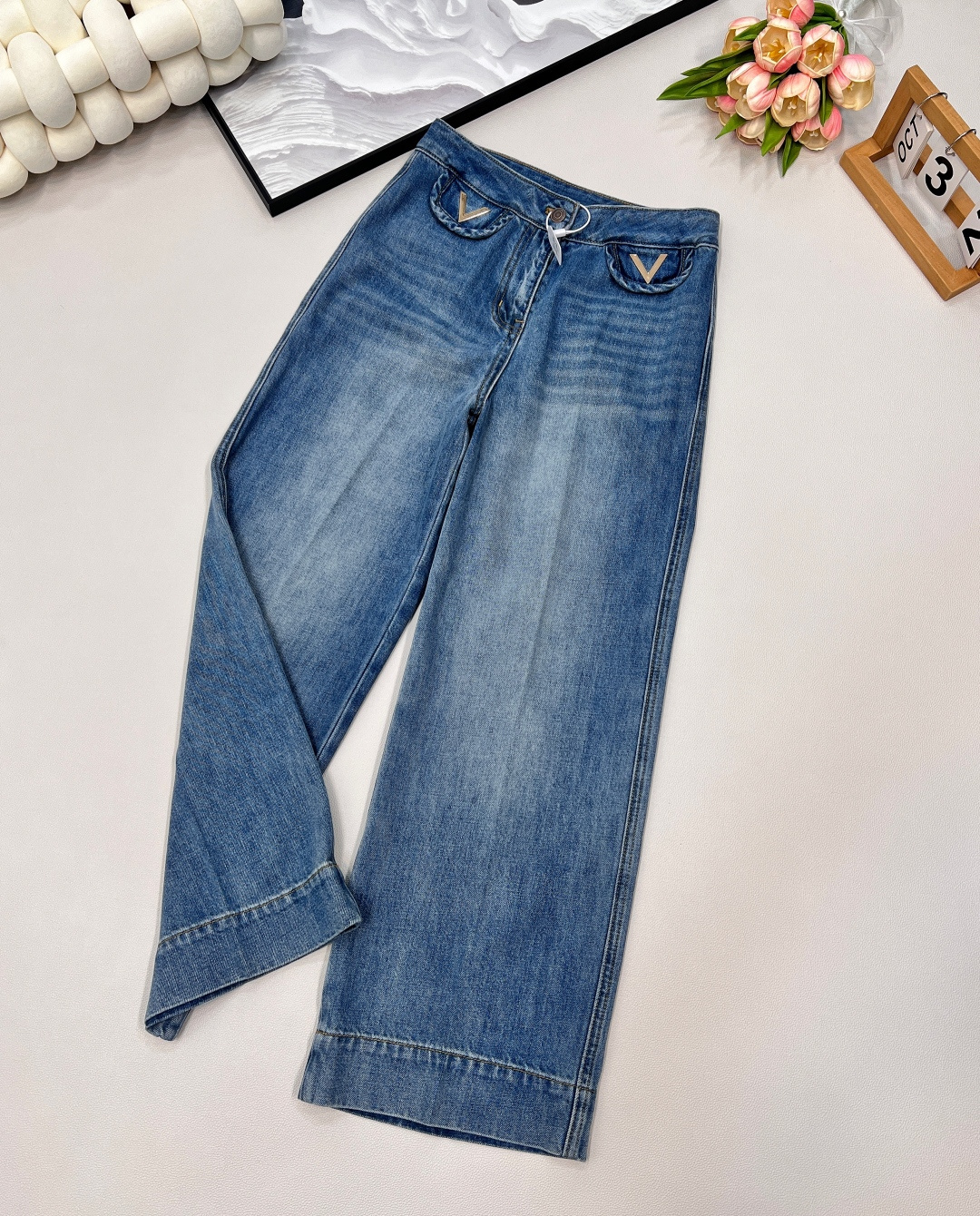 NO:738385,VALENTINO's new autumn and winter big V metal decorated straight wide-leg jeans. The original high-end twill cotton denim fabric, multi-washed retro light blue, very textured!  The straight wide-leg version is soft and delicate and has a natural drape. Once you get it, you will know that expensive jeans are different!  The trouser legs have a natural whitening effect, which is super fashionable and western-style. The flap of the trouser head is decorated with a V-shaped metal logo, which echoes the leather back label and enhances the overall brand style!  Whether paired with a simple T-shirt or an elegant shirt, it looks great!  , complete three standards, large shipments, size smlXl code, valentino, valentino, jeans, shirts, tees, t-shirt,19860909VALENTINO华伦秋冬新款大V金属装饰直筒阔腿牛仔裤 原版一致的高端斜纹棉牛仔面料,多重水洗复古浅蓝色很有质感！直筒阔腿版型,柔软细腻的同时自然有垂感,拿到手就知道,贵的牛仔裤就是不一样！ 裤腿自然磨白效果,超级时髦洋气,裤头翻盖V字金属徽标装饰,与后标皮牌相呼应,提升整体品牌格调！无论搭配简约T恤还是优雅衬衫,都很大气好看！,三标齐全,大货出 尺码smlXl 编码,,valentino,valentino,jeans,shirts,tees，t-shirt,,Women's clothing