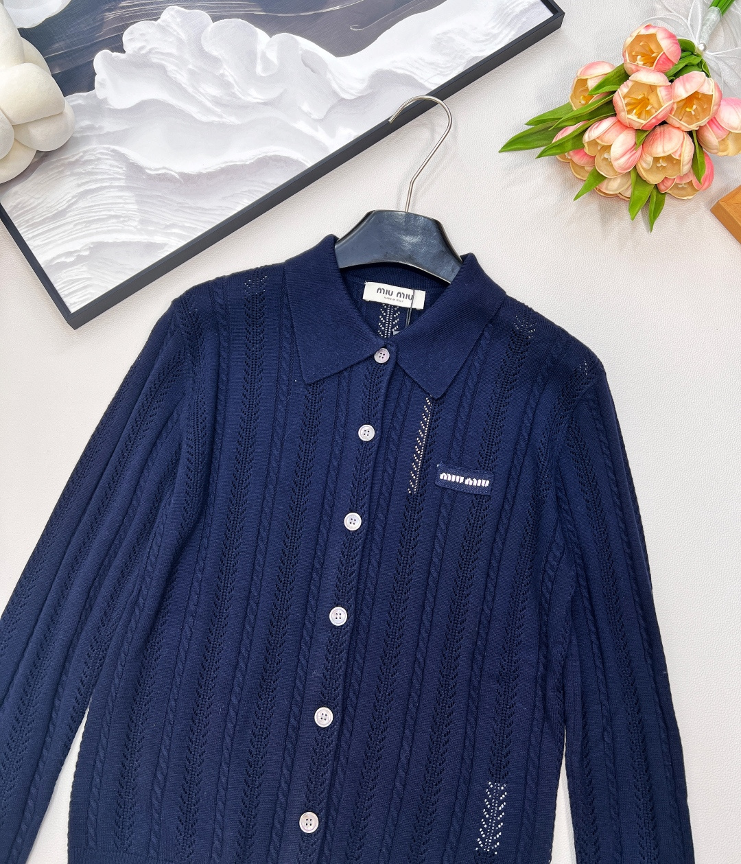 🆕 MIUMIU 字母徽标镂空翻领开衫，字母徽标， 时髦感很强的一款针织开衫 可单穿、做外套，很衬腰身比