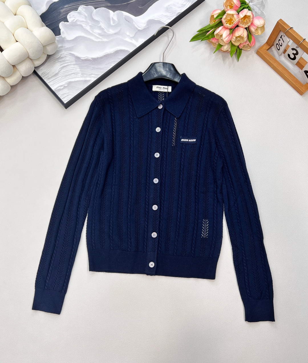 NO:738389,MIUMIU letter logo hollow lapel cardigan, letter logo, a very fashionable knitted cardigan. It can be worn alone or as a coat. It fits the waist proportion well. It is not monotonous, with a single placket button design. The length is a bit short and can divide the body proportions well. A tight straight version that is practical for daily wear. It is easy to control and not picky~ Wool. The texture is delicate and exquisite, visually slimming. Threaded cuffs and hem. Thick, stylish and soft to the touch.  Filled with a retro feel, the elegant setting reinterprets the traditional silhouettes and perspectives of women's clothing with details, three complete standards, large quantities, sizes, sml codes,, miumiu, jackets & coats,19860909MIUMIU 字母徽标镂空翻领开衫,字母徽标, 时髦感很强的一款针织开衫 可单穿、做外套,很衬腰身比例 不显单调,单门襟纽扣设计 有点偏短款的衣长 很好的划分身材比例 日常实穿的紧实直筒版型 好驾驭不挑人~ 羊毛 纹路细腻精致,视觉显瘦袖口下摆螺纹收口 厚实有型手感软糯 弥漫复古feel,优雅的设定上以细节重释女装的传统廓形与视角三标齐全,大货出 尺码sml 编码,,miumiu,jackets & coats,,Women's clothing