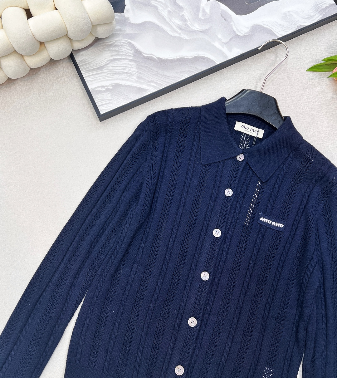 🆕 MIUMIU 字母徽标镂空翻领开衫，字母徽标， 时髦感很强的一款针织开衫 可单穿、做外套，很衬腰身比