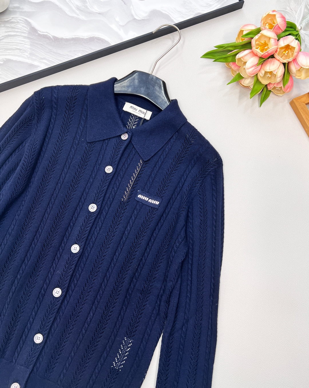 🆕 MIUMIU 字母徽标镂空翻领开衫，字母徽标， 时髦感很强的一款针织开衫 可单穿、做外套，很衬腰身比