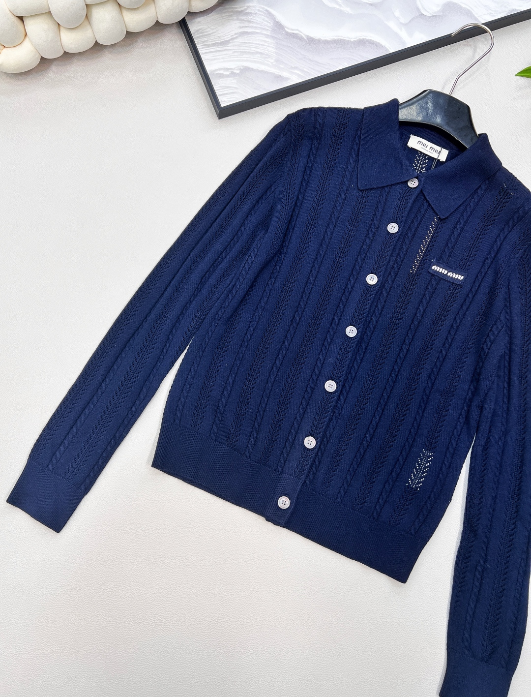 🆕 MIUMIU 字母徽标镂空翻领开衫，字母徽标， 时髦感很强的一款针织开衫 可单穿、做外套，很衬腰身比