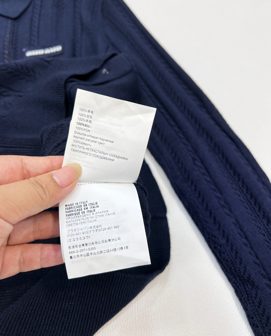 🆕 MIUMIU 字母徽标镂空翻领开衫，字母徽标， 时髦感很强的一款针织开衫 可单穿、做外套，很衬腰身比