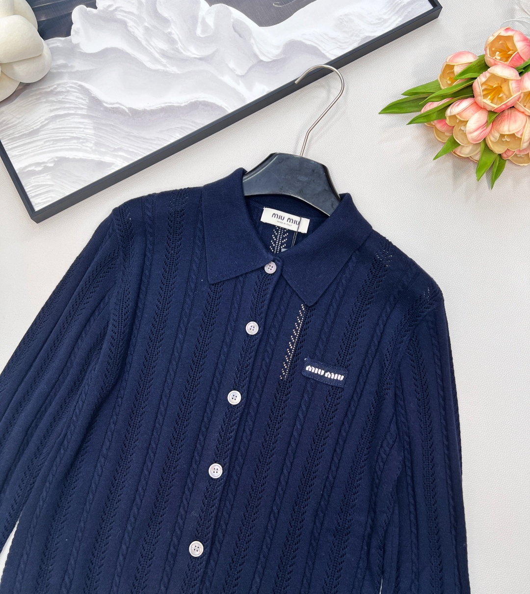 🆕 MIUMIU 字母徽标镂空翻领开衫，字母徽标， 时髦感很强的一款针织开衫 可单穿、做外套，很衬腰身比