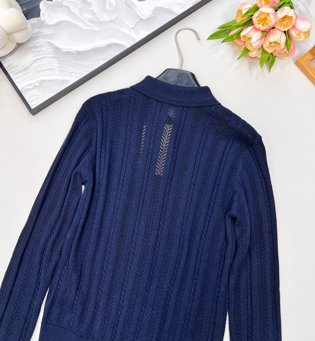 🆕 MIUMIU 字母徽标镂空翻领开衫，字母徽标， 时髦感很强的一款针织开衫 可单穿、做外套，很衬腰身比