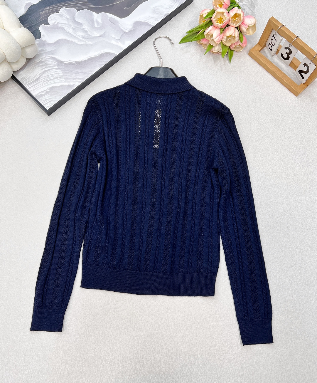 🆕 MIUMIU 字母徽标镂空翻领开衫，字母徽标， 时髦感很强的一款针织开衫 可单穿、做外套，很衬腰身比