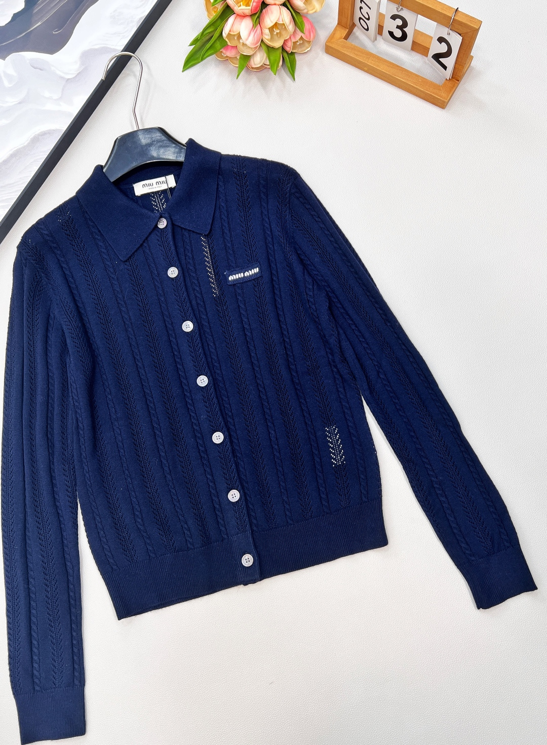 🆕 MIUMIU 字母徽标镂空翻领开衫，字母徽标， 时髦感很强的一款针织开衫 可单穿、做外套，很衬腰身比